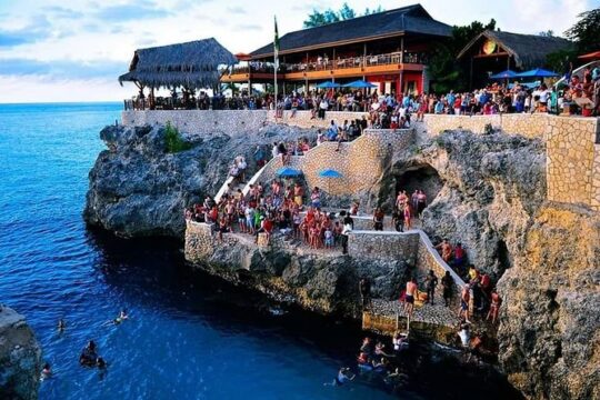 Blue Hole Mineral Spring Private Tour With Ricks Cafe