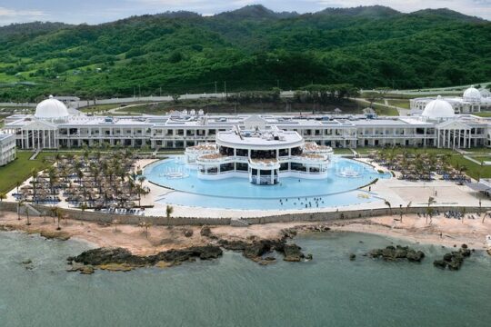 Montego Bay Airport and Grand Palladium Jamaica Private Shuttle